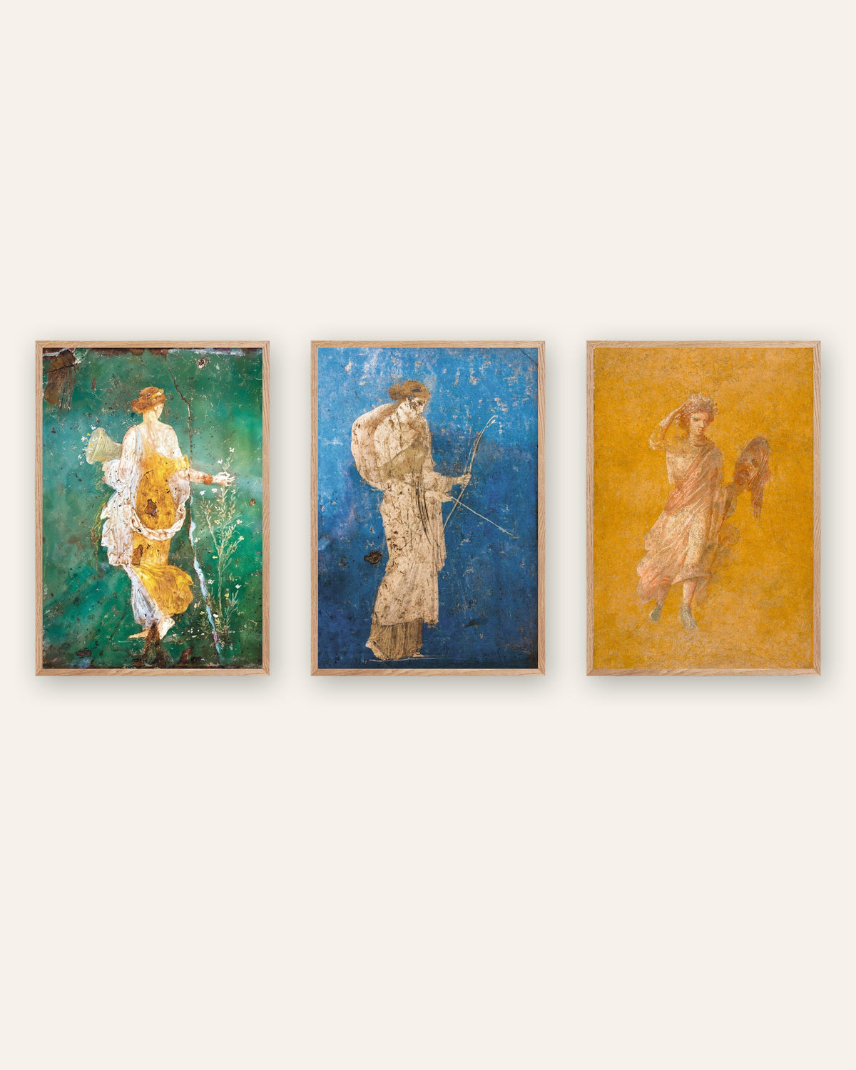 Sæt med 3 plakater med romerske fresker, Flora, Artemis og Melpomene, i naturfarvede trærammer