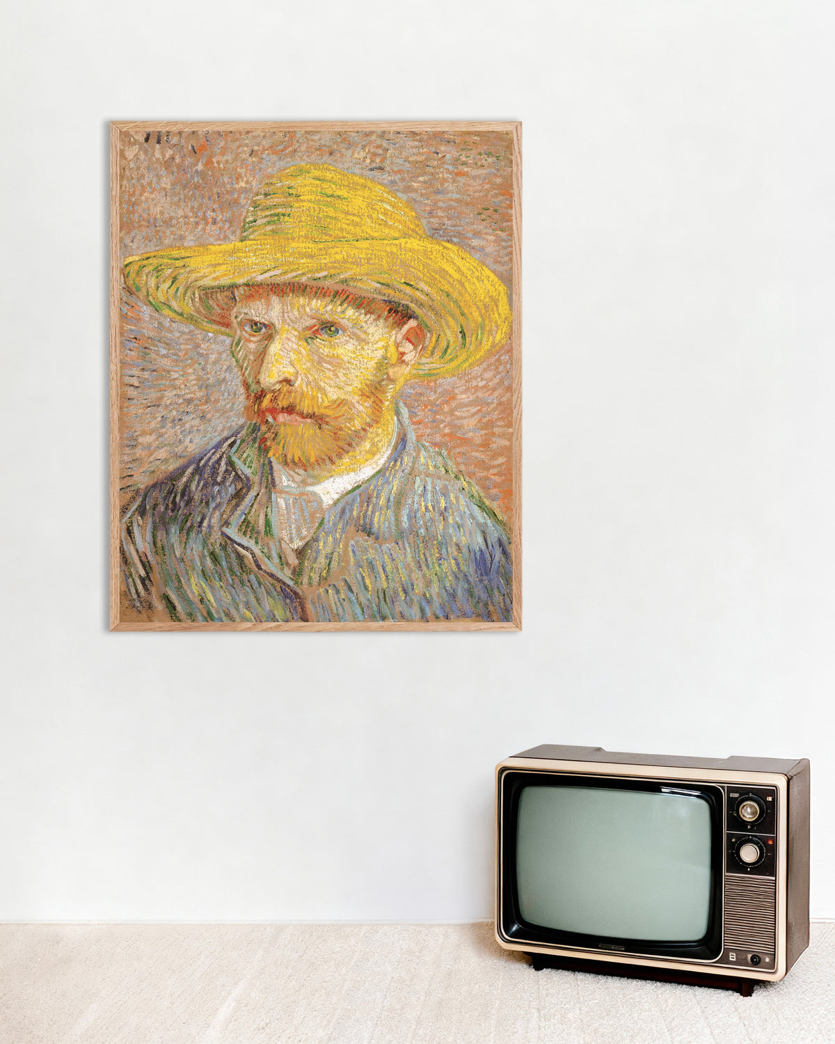 Poster af Selvportræt med stråhat på orange baggrund (1887) af Vincent van Gogh med ramme af naturtræ
