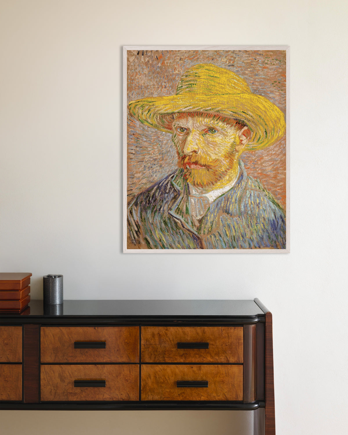 Poster af Selvportræt med stråhat på orange baggrund (1887) af Vincent van Gogh med hvid træramme