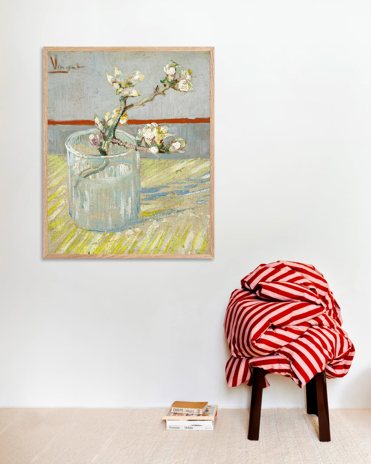 Poster af Blomstrende mandelgren i et glas (1888) af Vincent van Gogh med ramme i naturtræ