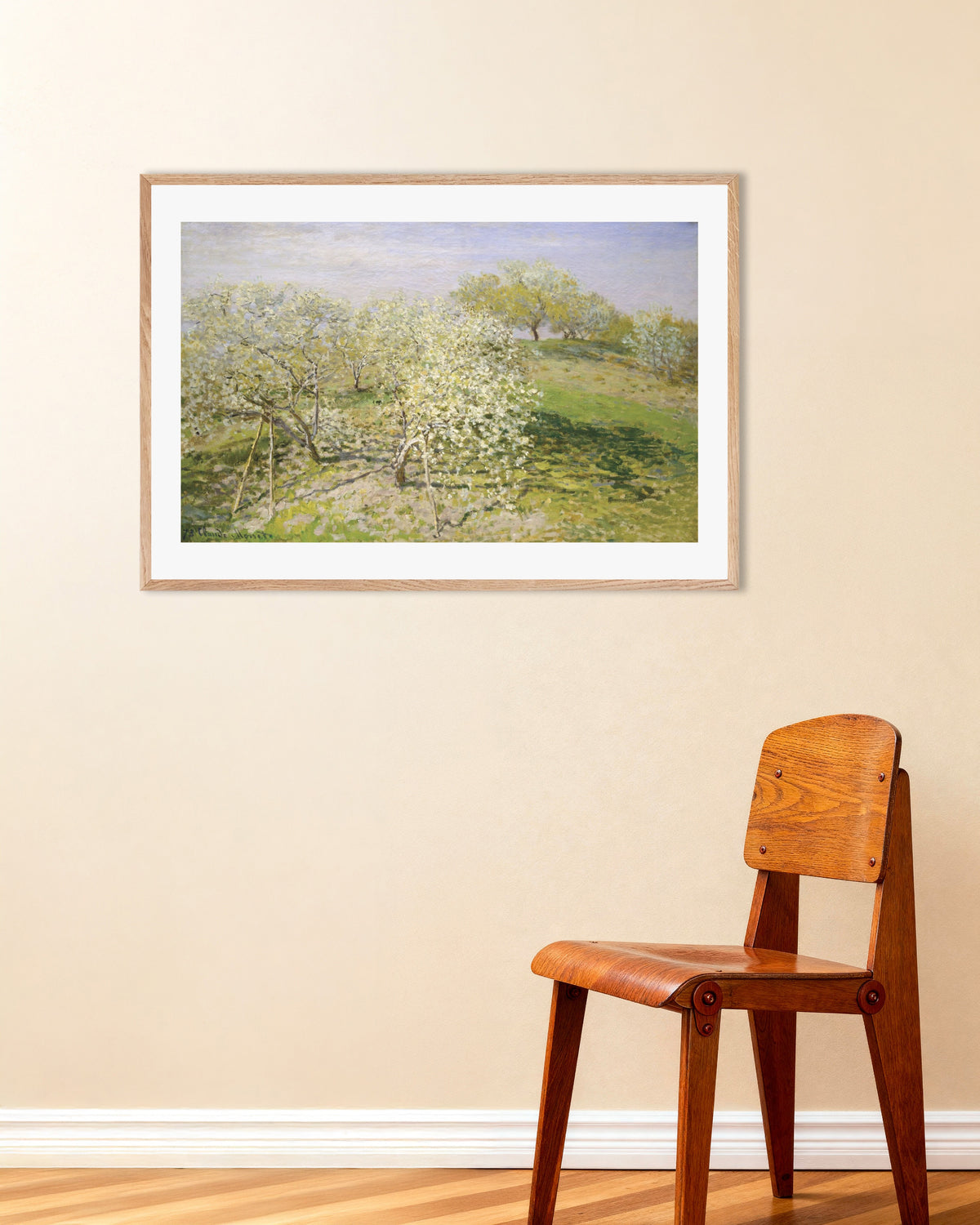 Plakat Forår, blomstrende frugttræer (1873) af Claude Monet med ramme i naturtræ
