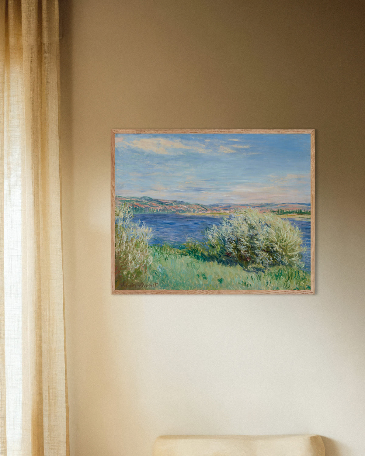 Plakat Seinens bredder nær Vétheuil (1881) af Claude Monet med ramme i naturtræ