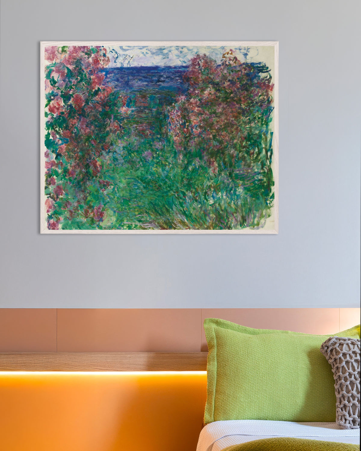 Plakat Huset blandt roserne (ca. 1925) af Claude Monet med hvid træramme