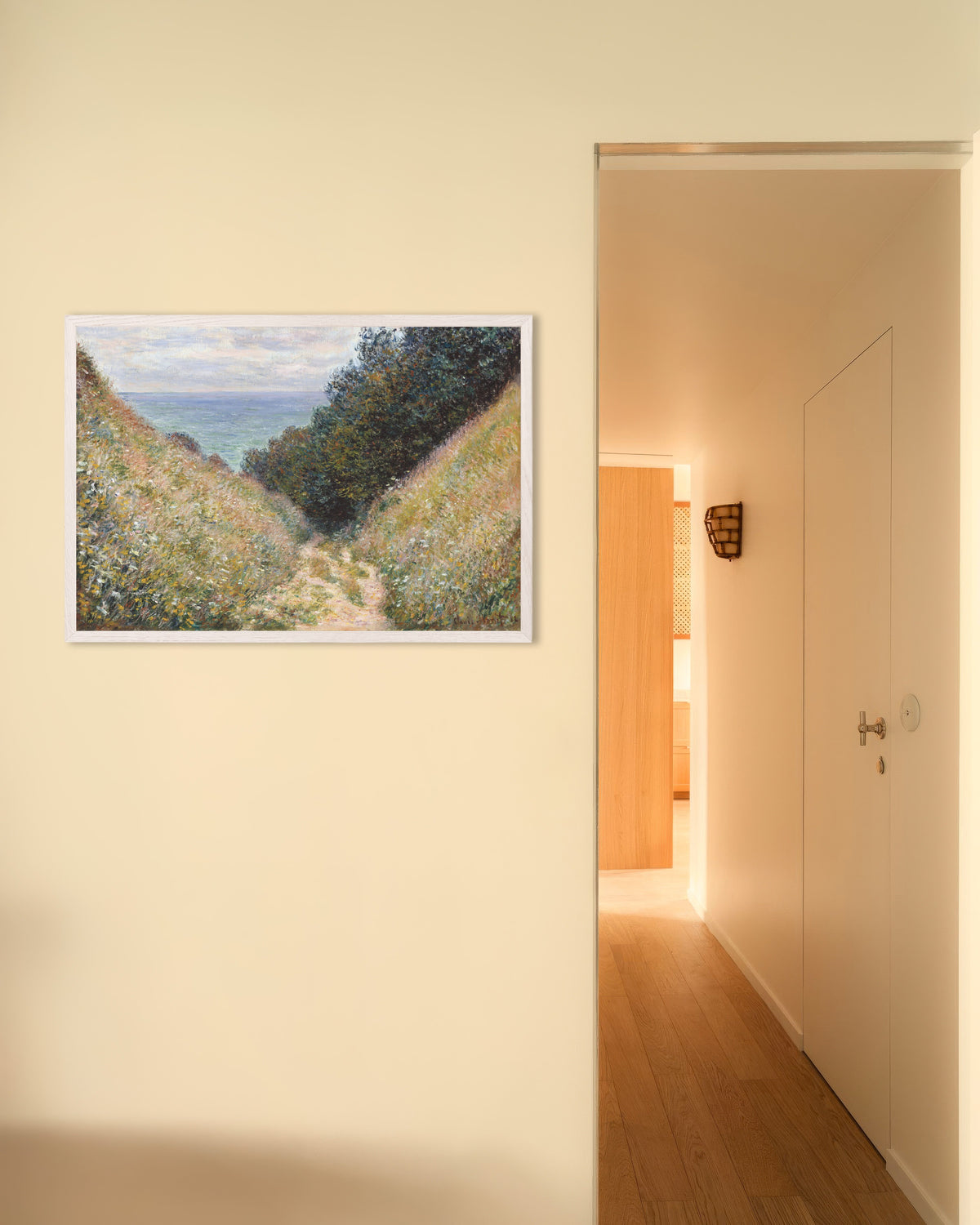 Plakat Hulvejen ved La Cavée, Pourville (1882) af Claude Monet med hvid træramme