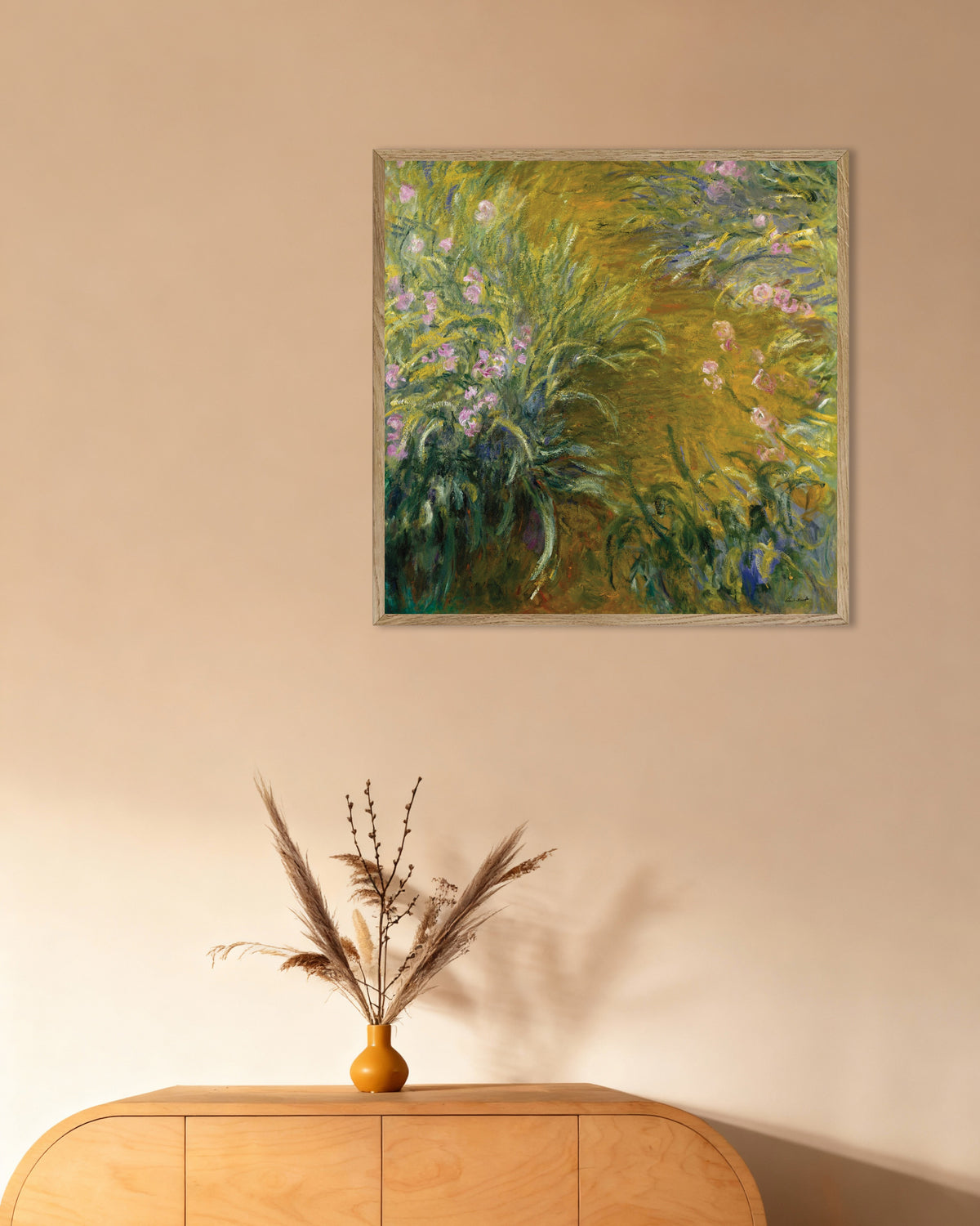 Plakat Stien gennem irisserne (1914–1917) af Claude Monet med ramme i naturtræ