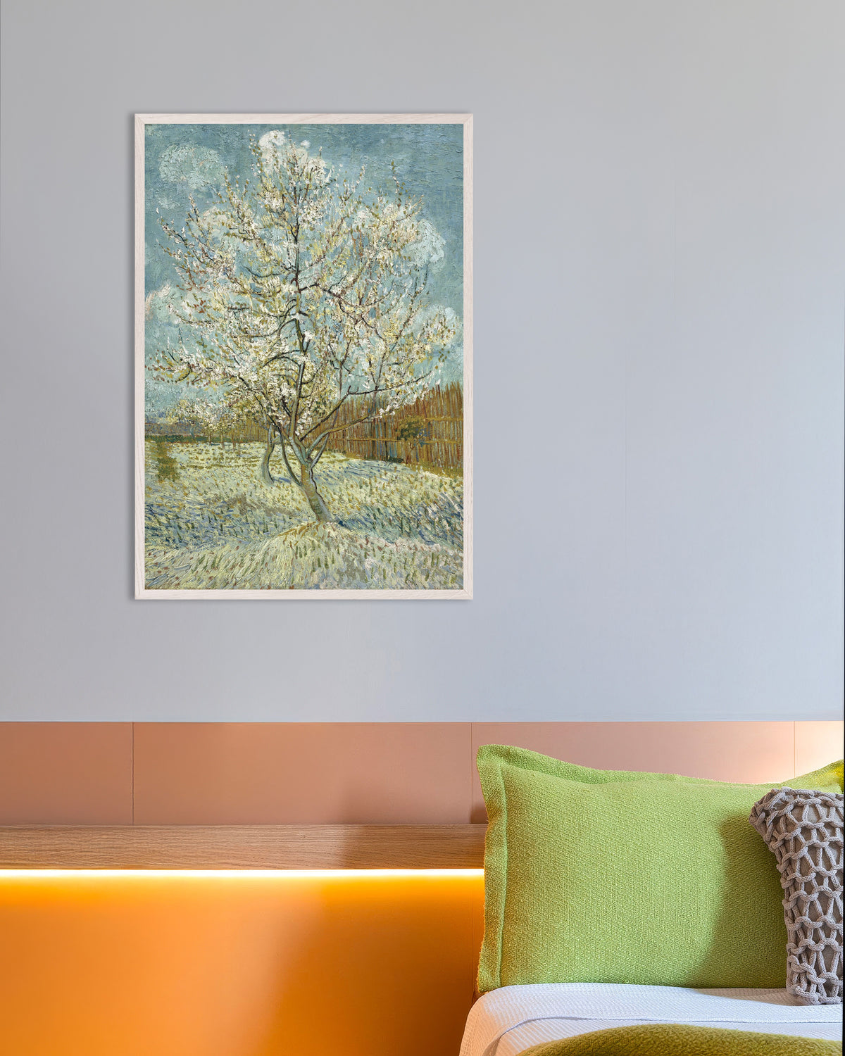 Poster af Det lyserøde ferskentræ (1888) af Vincent van Gogh, med hvid træramme