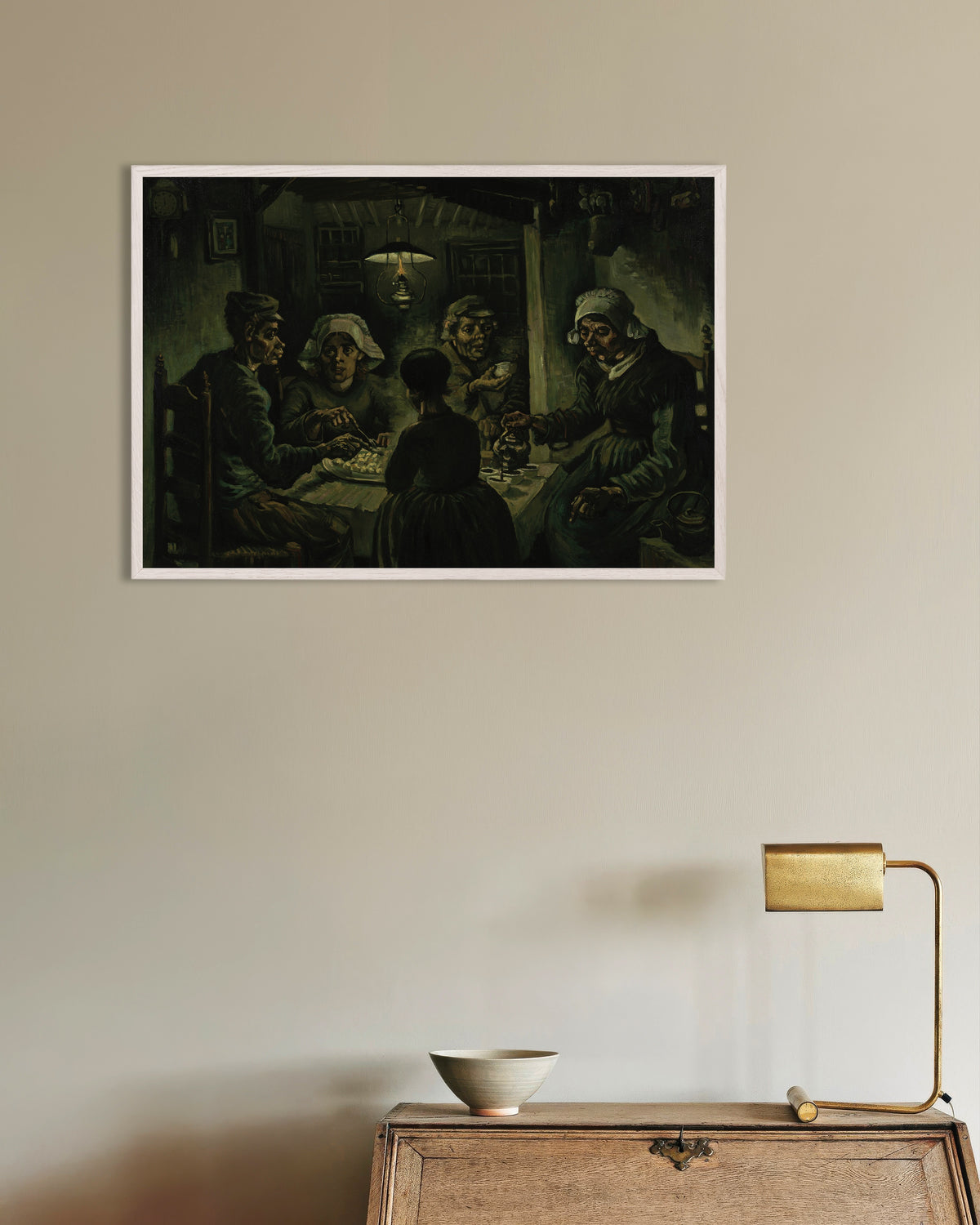 Plakat med Kartoffelspiserne (1885) af Vincent van Gogh, med hvid træramme