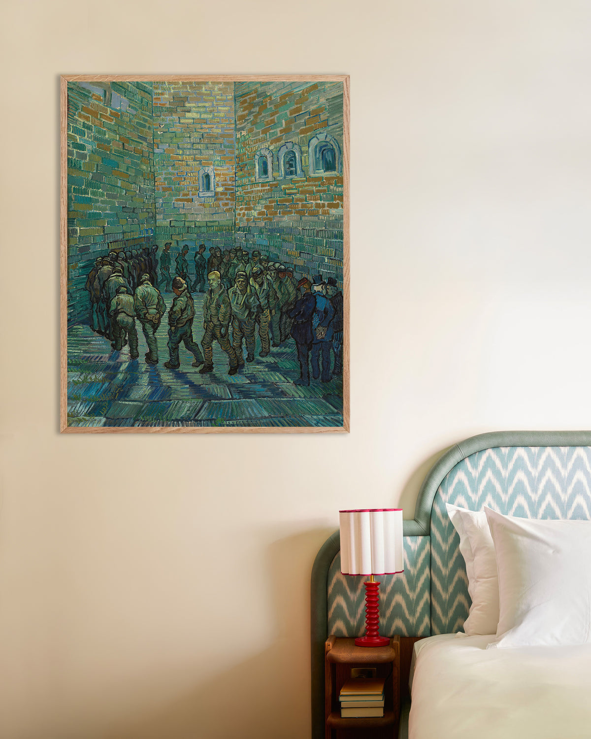 Poster af Fængselsgården, efter Doré (1890) af Vincent van Gogh, med ramme af naturtræ