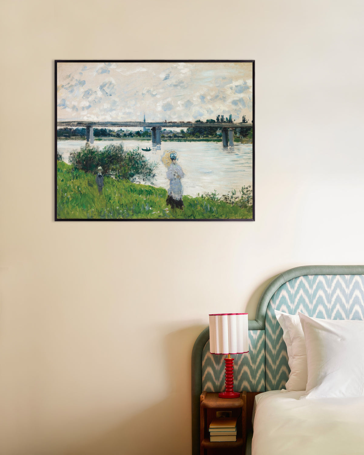 Plakat Spadseretur ved jernbanebroen, Argenteuil (1874) af Claude Monet med metalramme