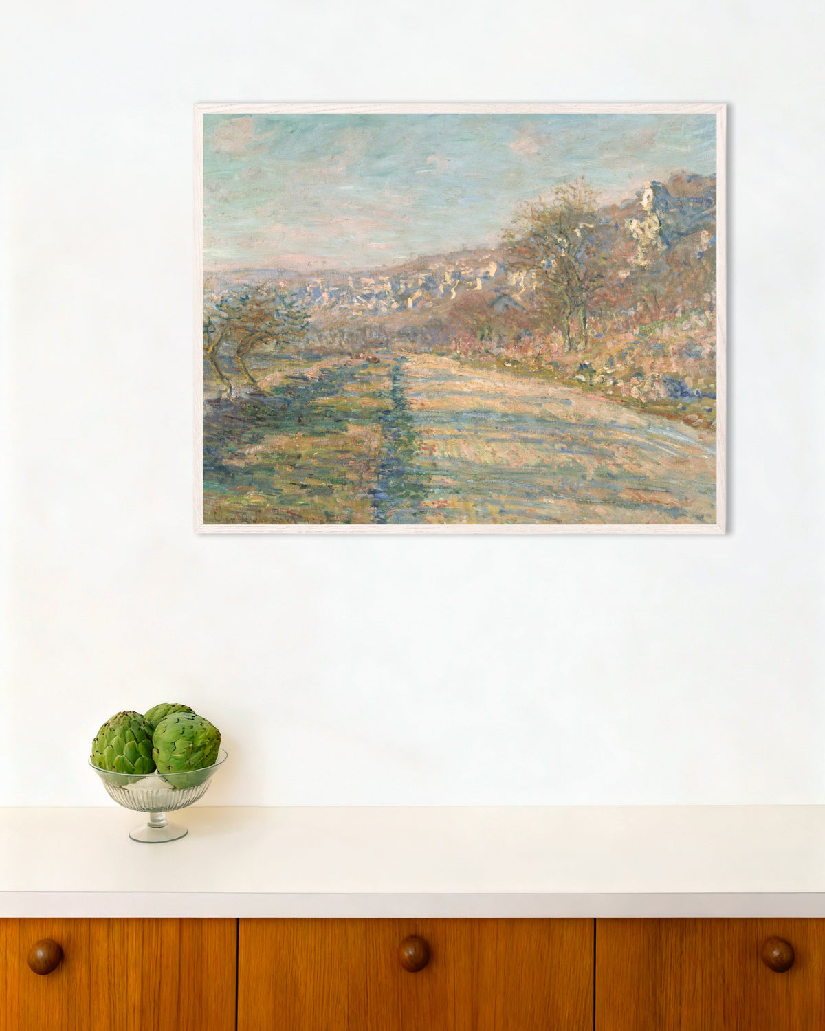 Plakat Vejen til La Roche-Guyon (1880) af Claude Monet med hvid træramme