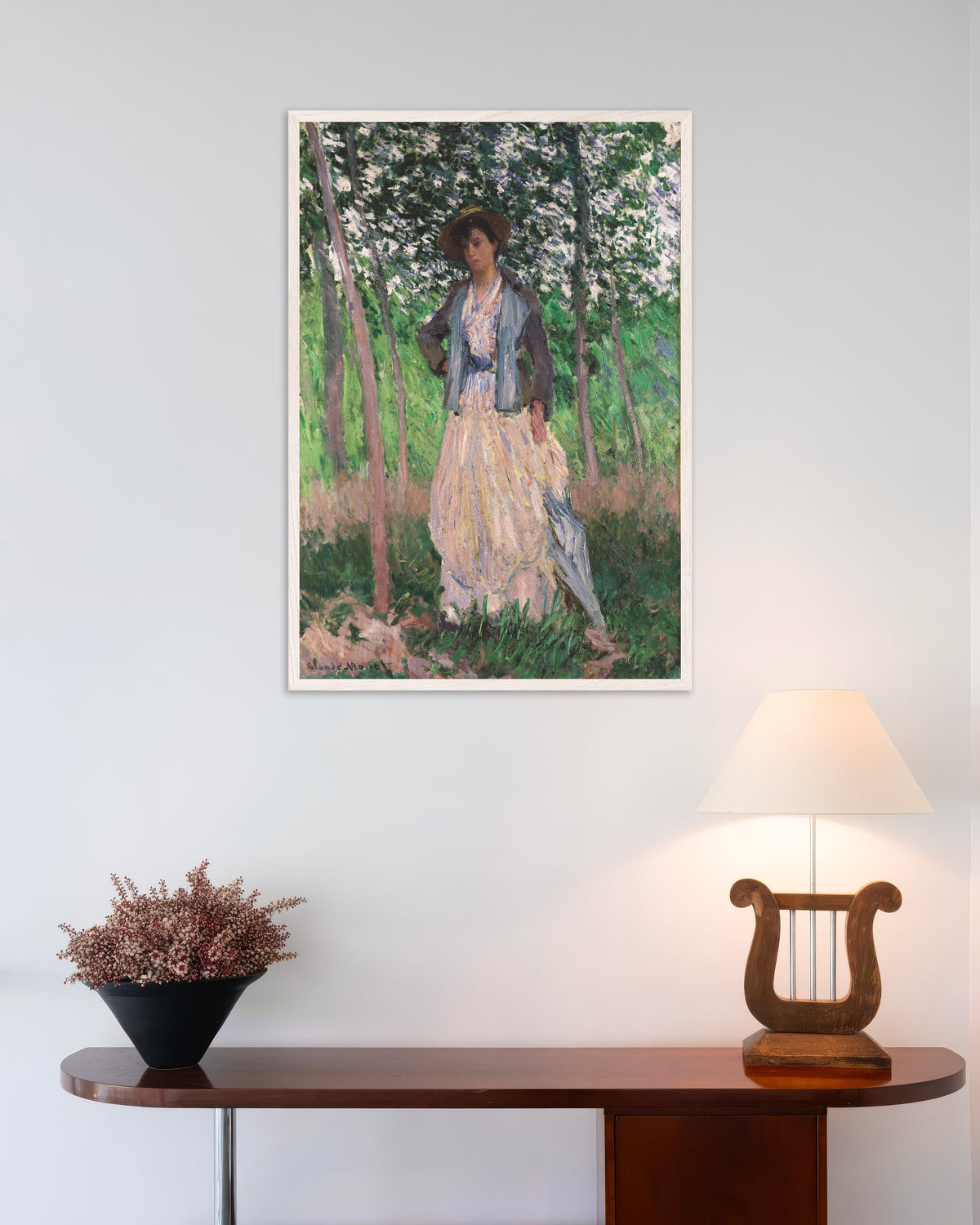 Plakat Spadsergængeren, Suzanne Hoschedé (1887) af Claude Monet med hvid træramme