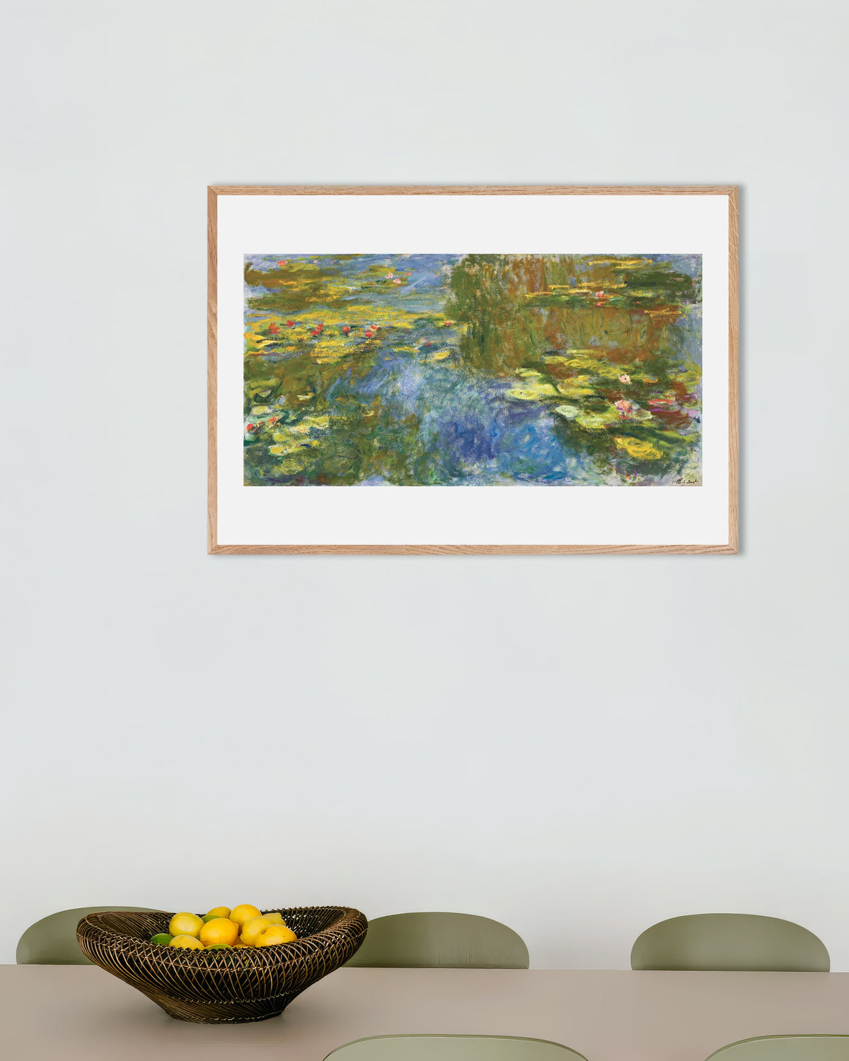 Plakat Åkandedammen (ca. 1917–1919) af Claude Monet med ramme i naturtræ
