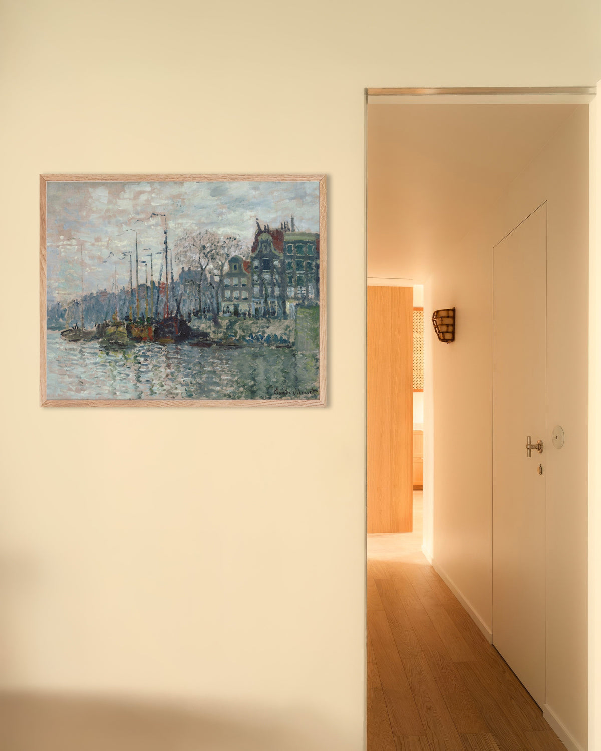 Plakat Udsigt over Prins Hendrikkade og Kromme Waal i Amsterdam (1874) af Claude Monet med ramme i naturtræ