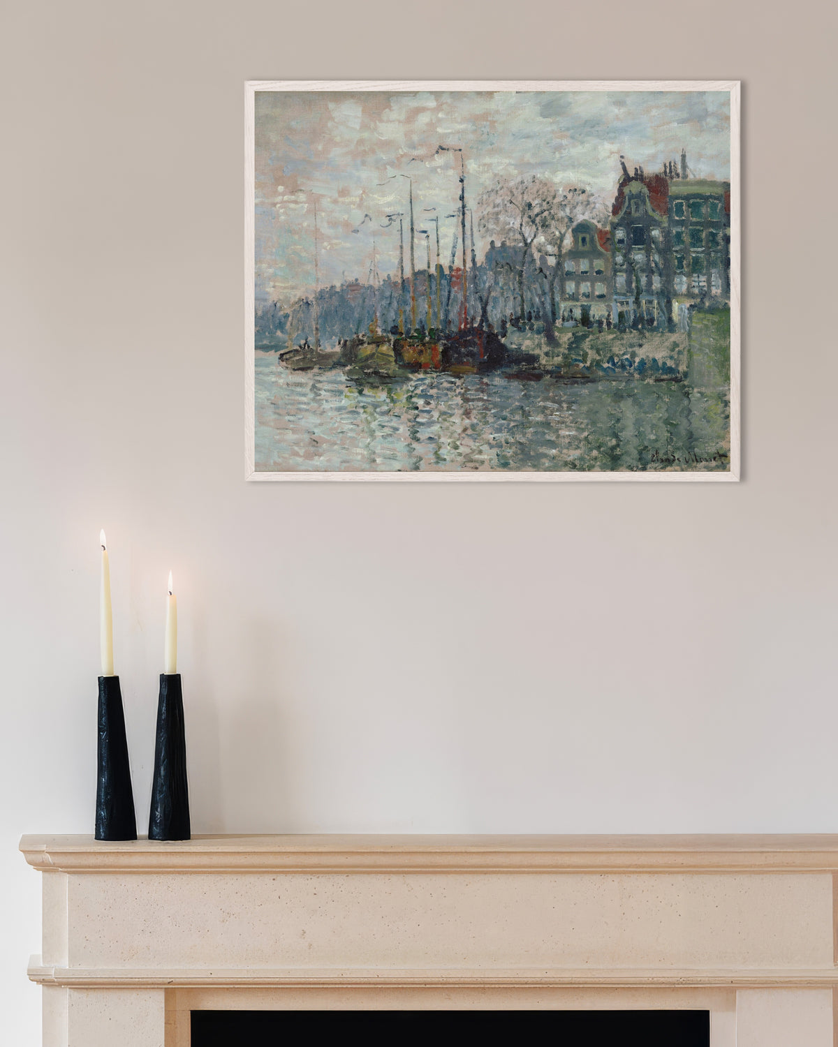 Plakat Udsigt over Prins Hendrikkade og Kromme Waal i Amsterdam (1874) af Claude Monet med hvid træramme