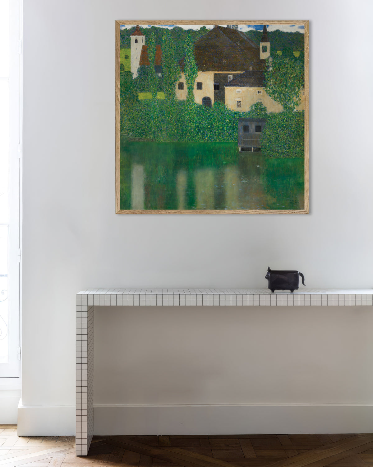Poster af Vandslottet (1908–1909) af Gustav Klimt med naturfarvet træramme