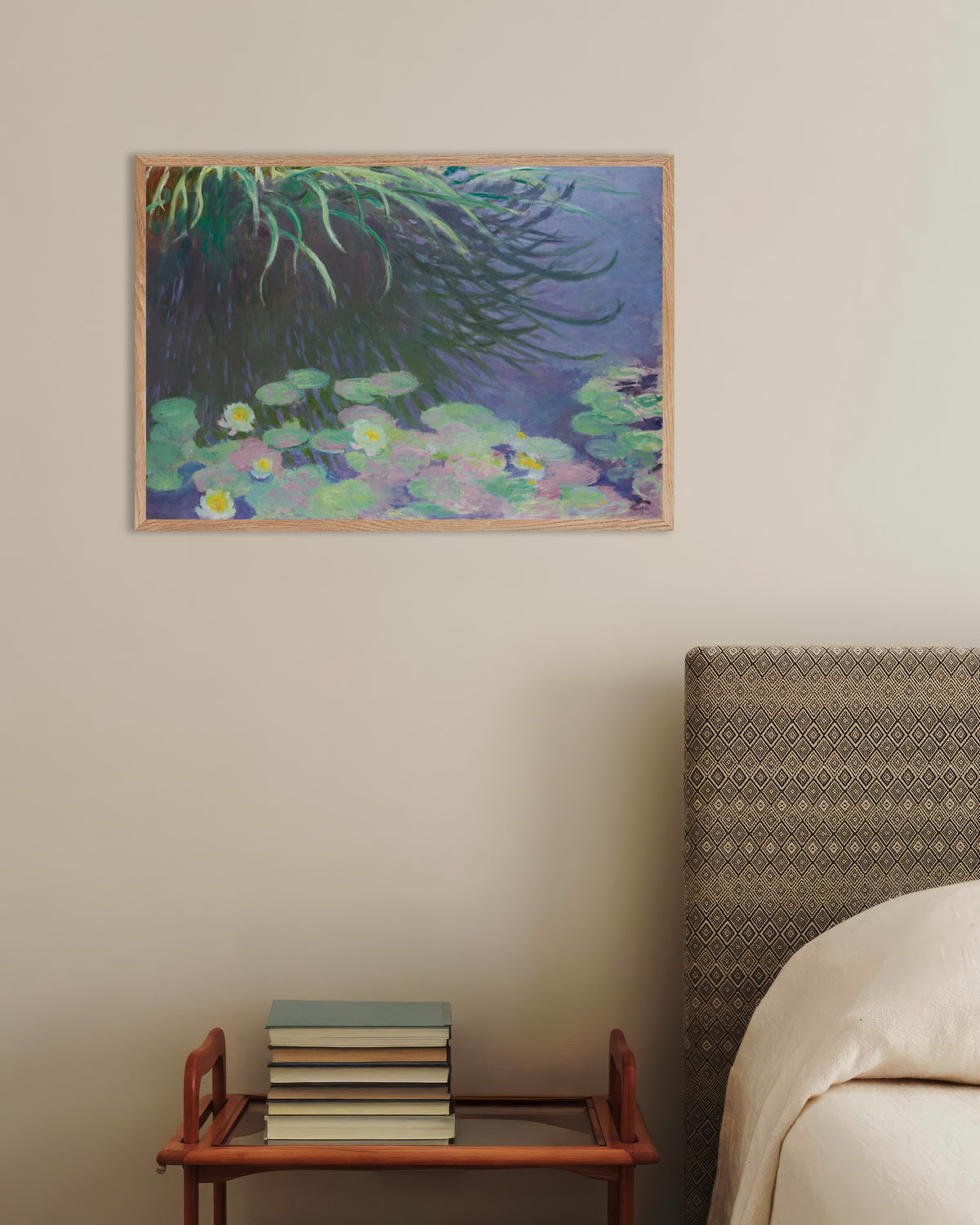 Plakat Åkander med spejlinger af højt græs (1914–1917) af Claude Monet med ramme i naturtræ