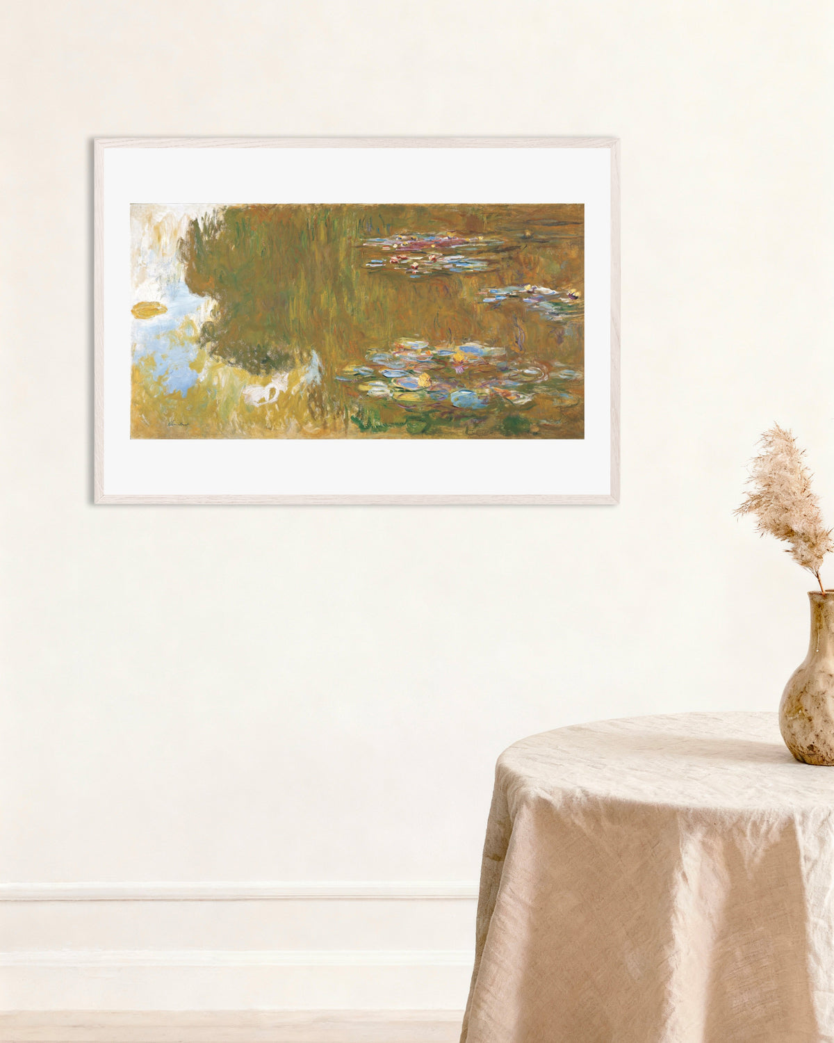 Plakat Åkandedam med spejlinger af pil (ca. 1917–1919) af Claude Monet med hvid træramme