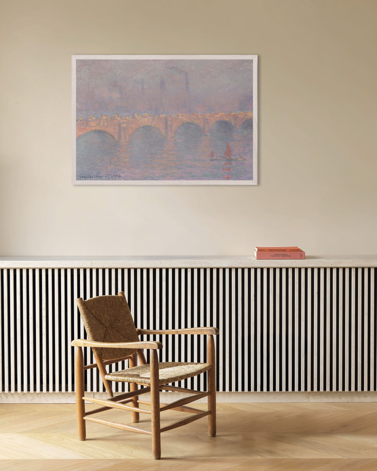 Plakat Waterloo Bridge, sløret sol (1899–1903) af Claude Monet med hvid træramme