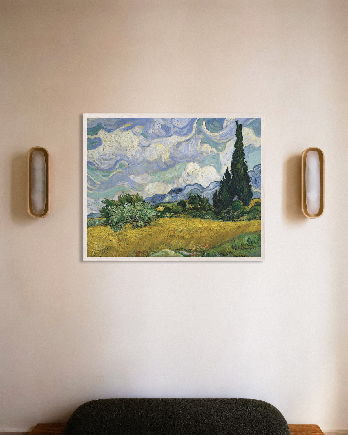 Poster med Hvedemark med cypresser (1889) af Vincent van Gogh, med hvid træramme