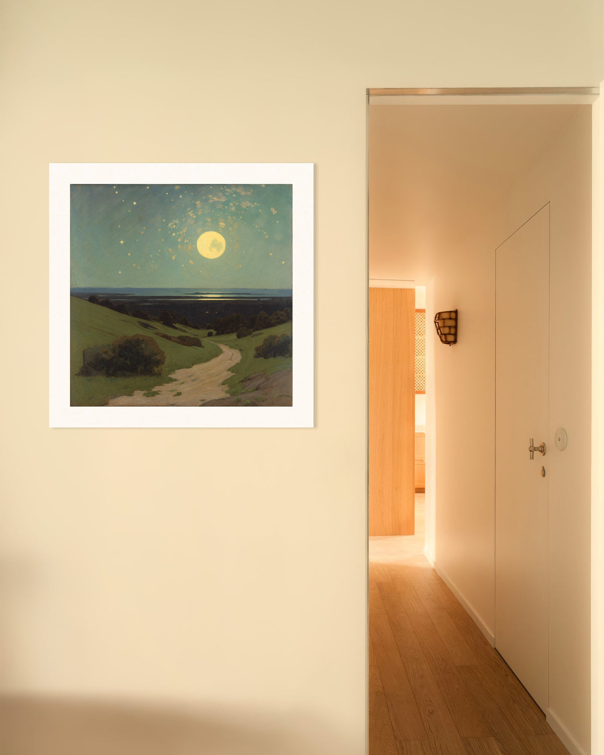 Plakat Fuldmåne over bakkerne: fuldmåne og stjerner over grønne bakker og en bugtet sti