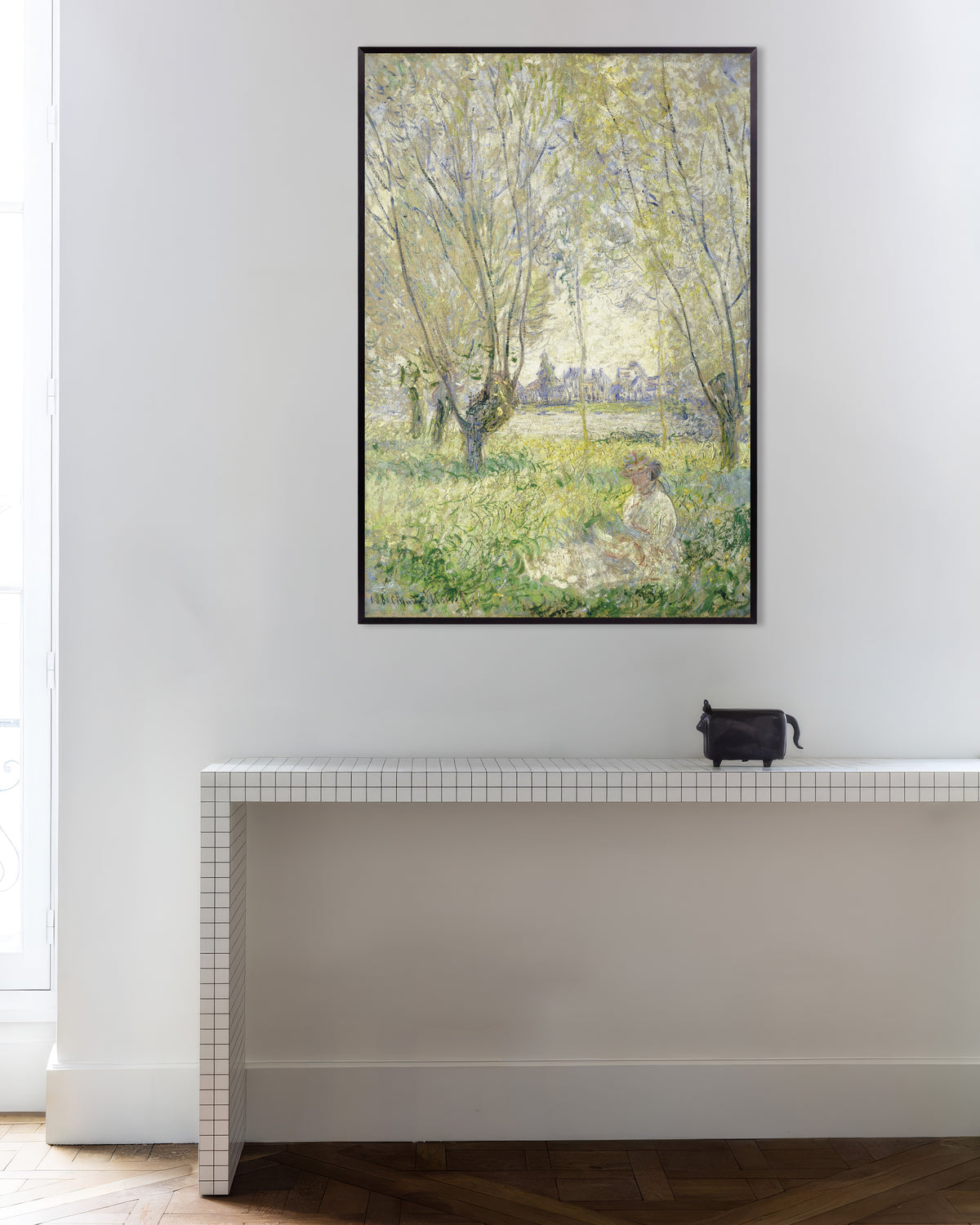 Plakat Kvinde under piletræerne (1880) af Claude Monet med metalramme