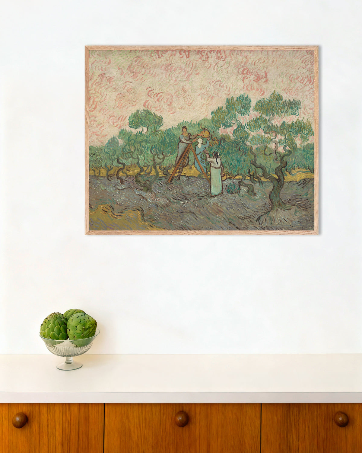 Poster af Kvinder plukker oliven (1889) af Vincent van Gogh med ramme af naturtræ