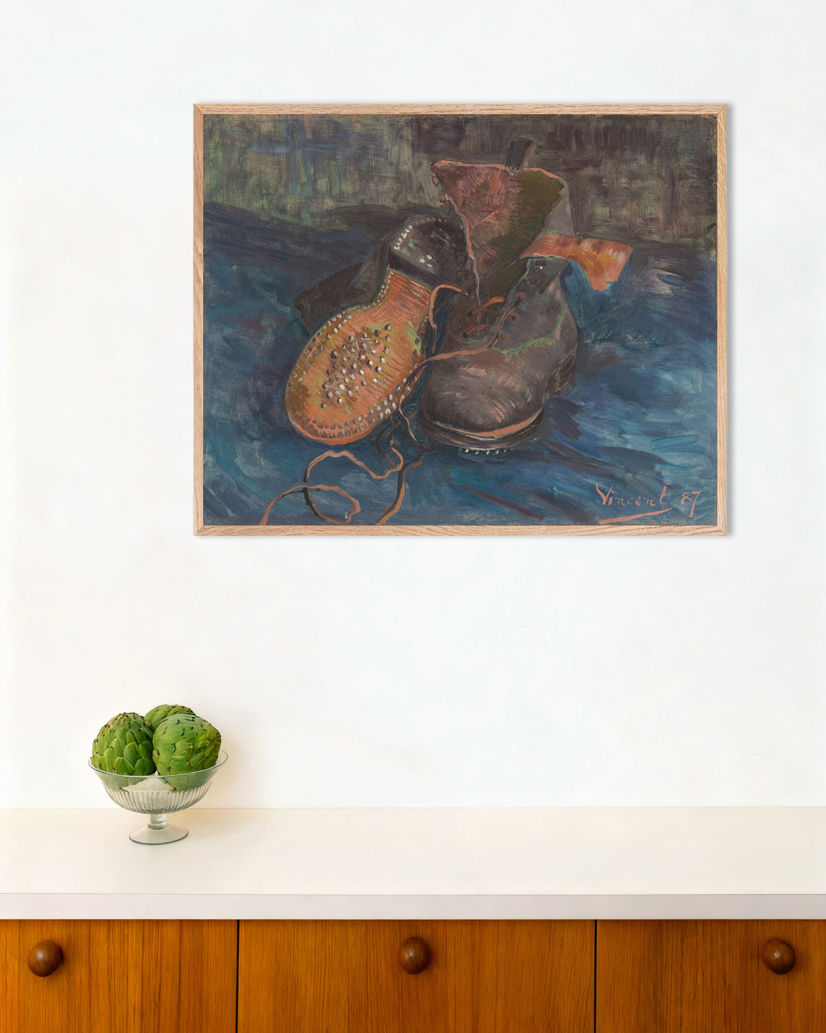 Poster af Et par støvler (1887) af Vincent van Gogh med ramme af naturtræ