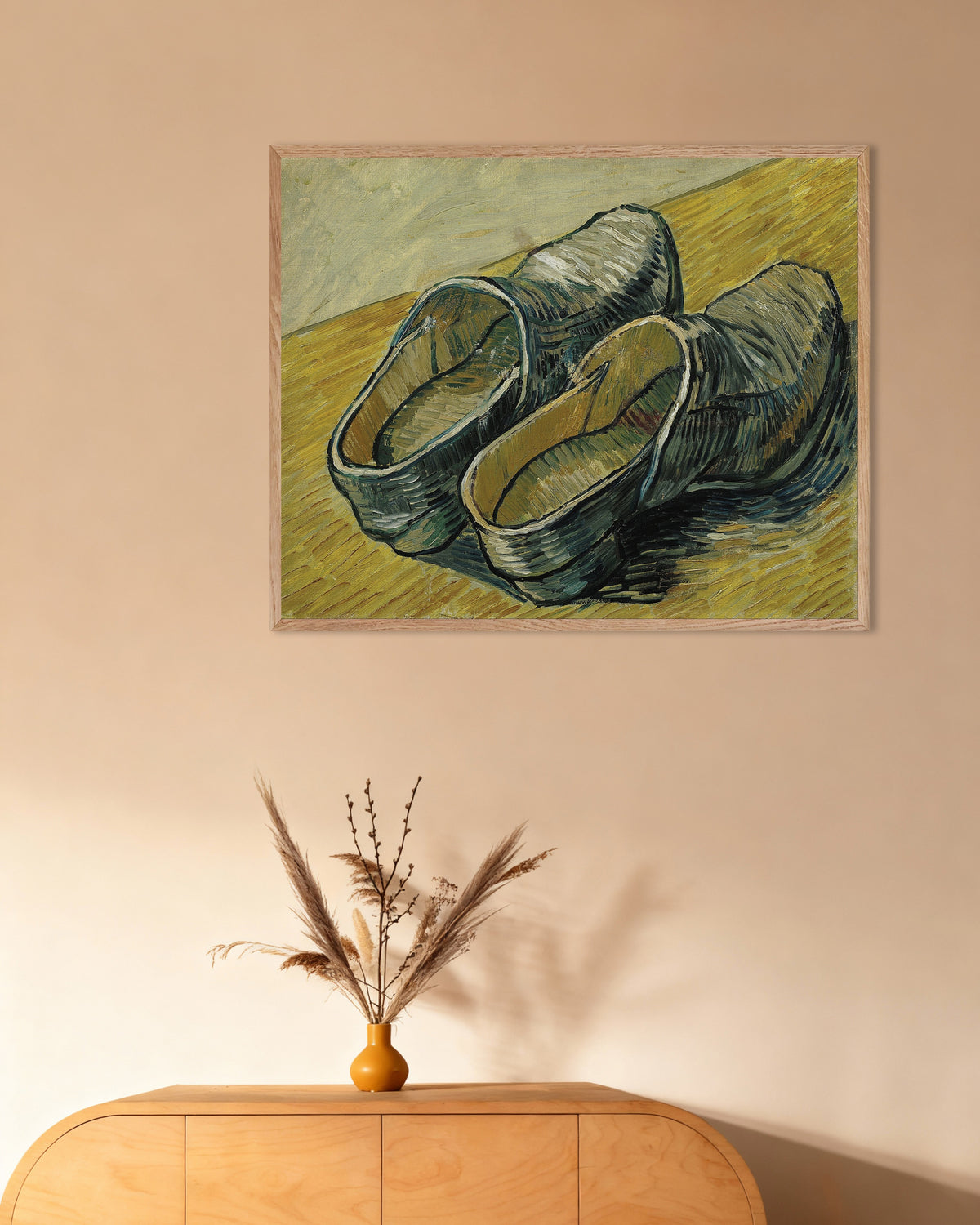 Poster af Et par træsko i læder (1888) af Vincent van Gogh, med ramme af naturtræ