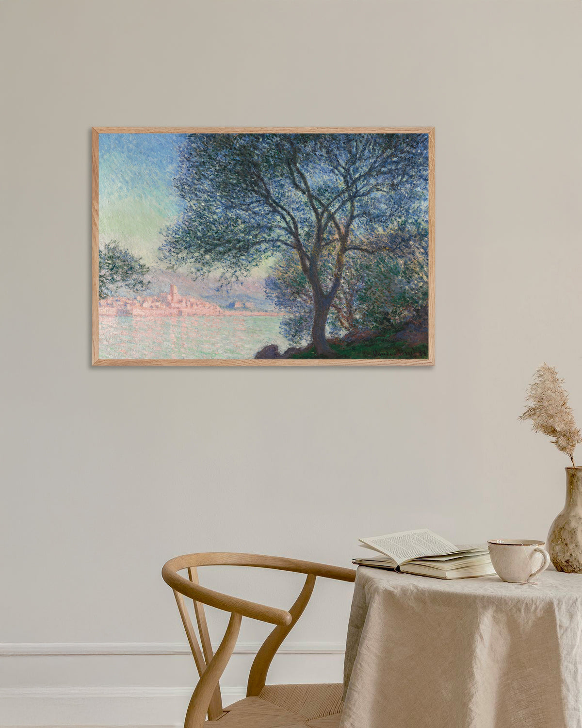 Plakat Antibes set fra La Salis (1888) af Claude Monet med ramme i naturtræ