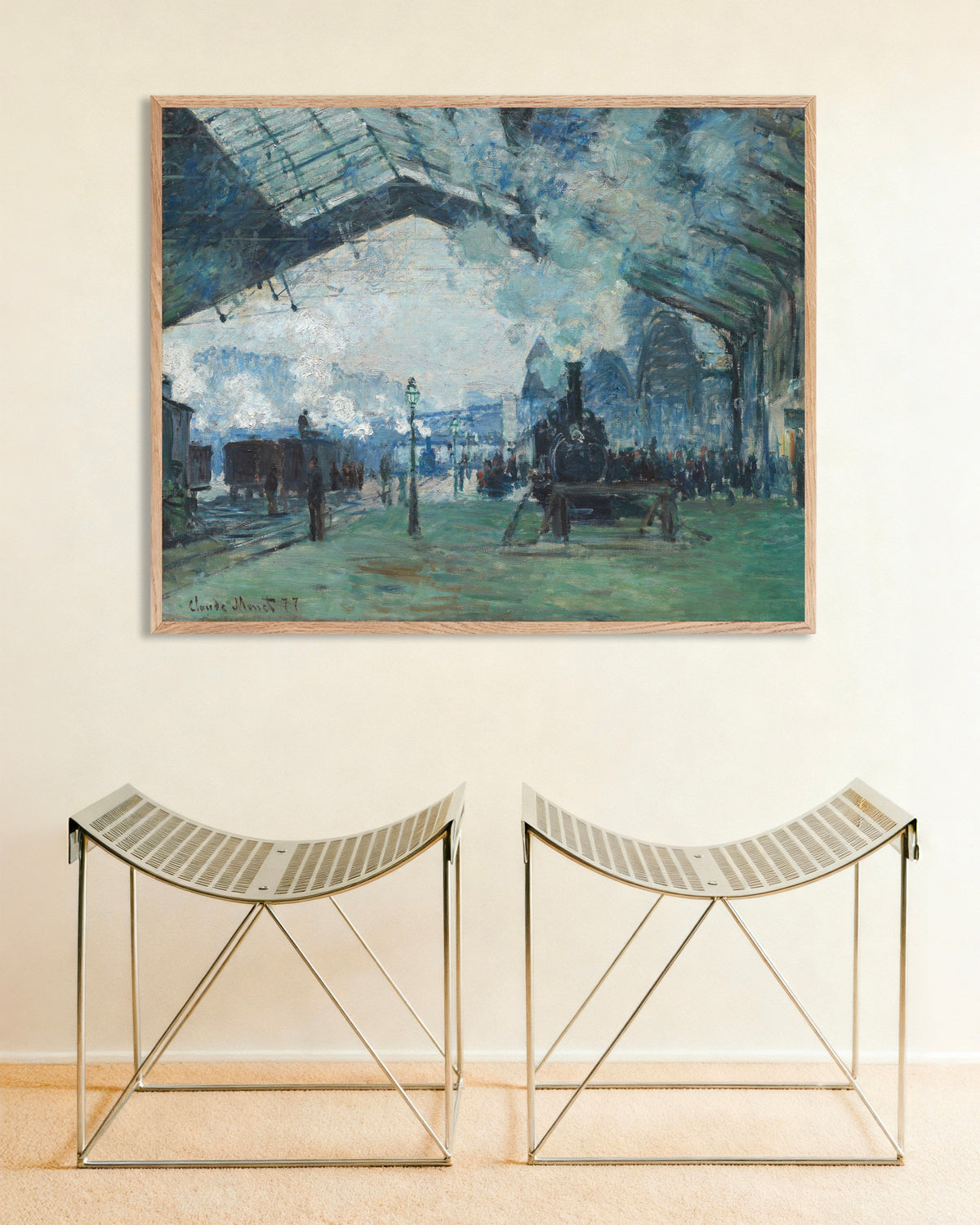 Plakat Toget fra Normandiet ankommer, Gare Saint-Lazare (1877) af Claude Monet med ramme i naturtræ