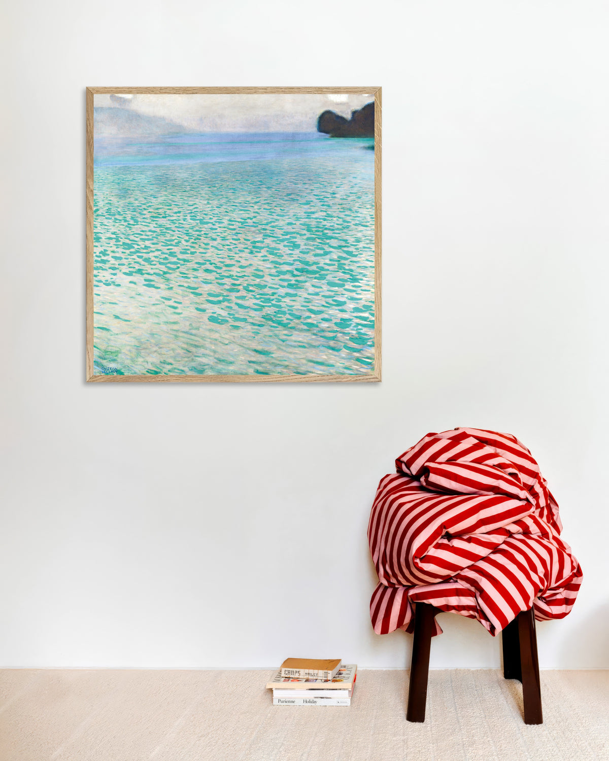 Plakat Attersee (1900) af Gustav Klimt med ramme i naturtræ