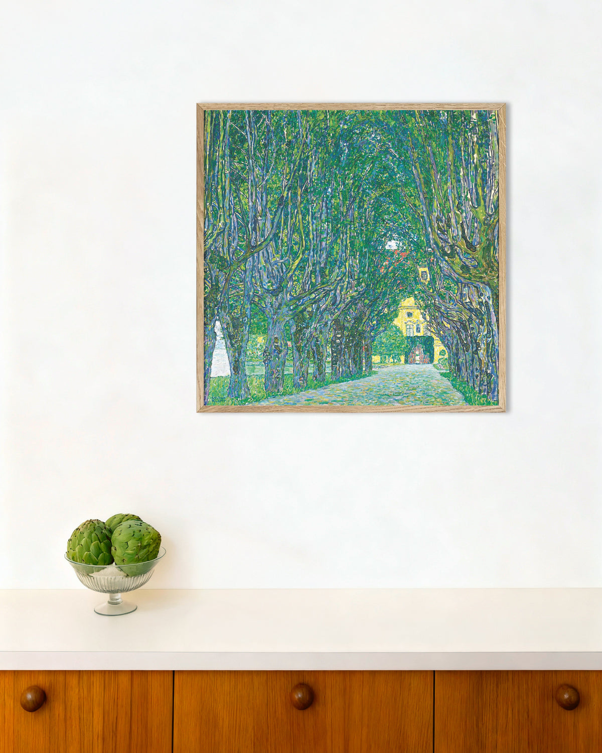 Plakat Allé til Schloss Kammer (1912) af Gustav Klimt med ramme i naturtræ