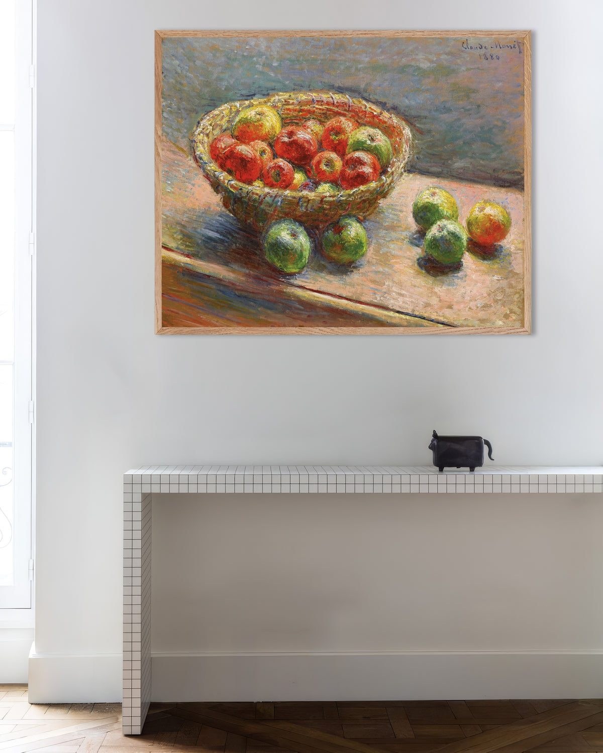 Plakat Kurven med æbler (1880) af Claude Monet med ramme i naturtræ