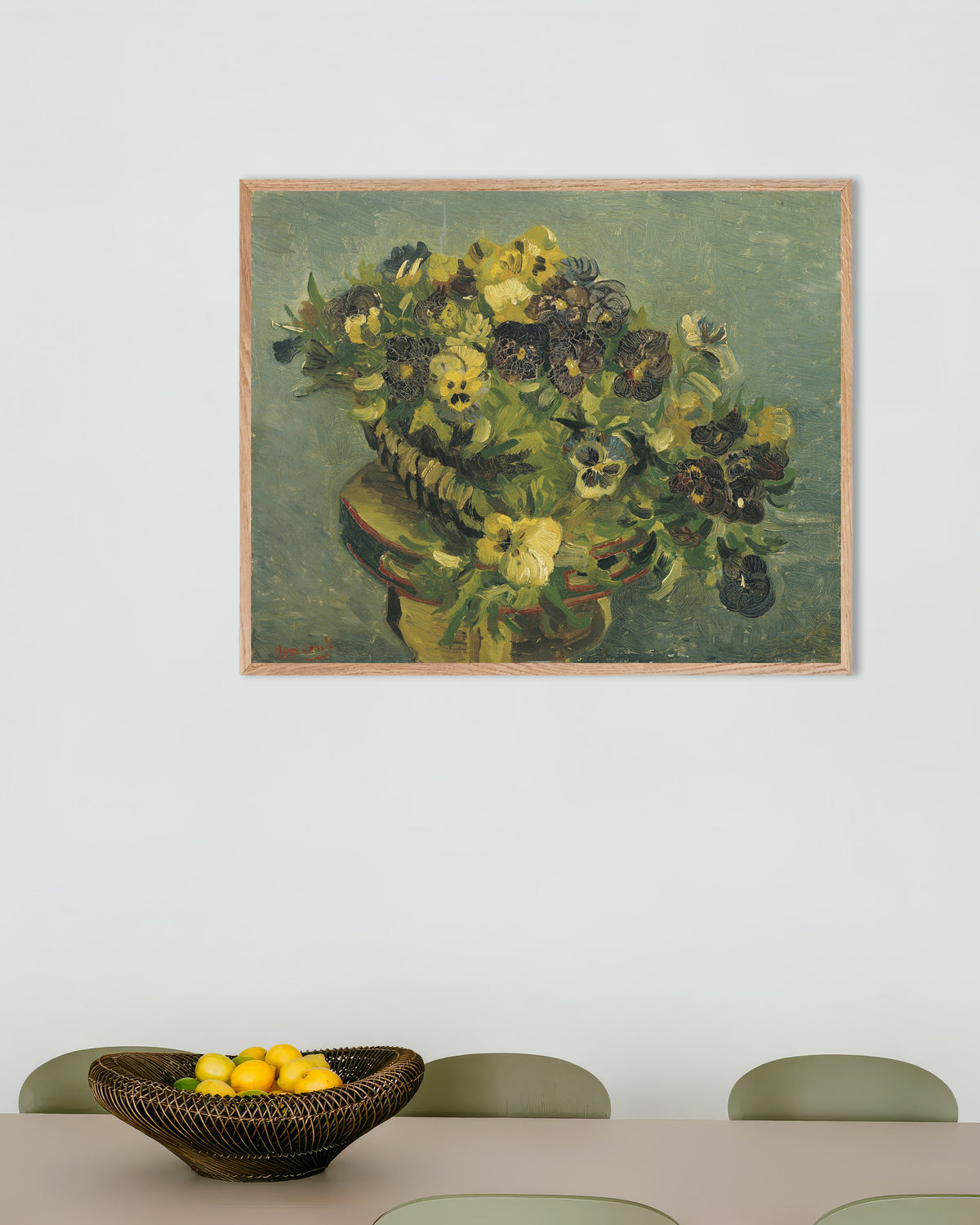 Poster af Kurv med stedmoderblomster på et lille bord (1887) af Vincent van Gogh, med ramme af naturtræ