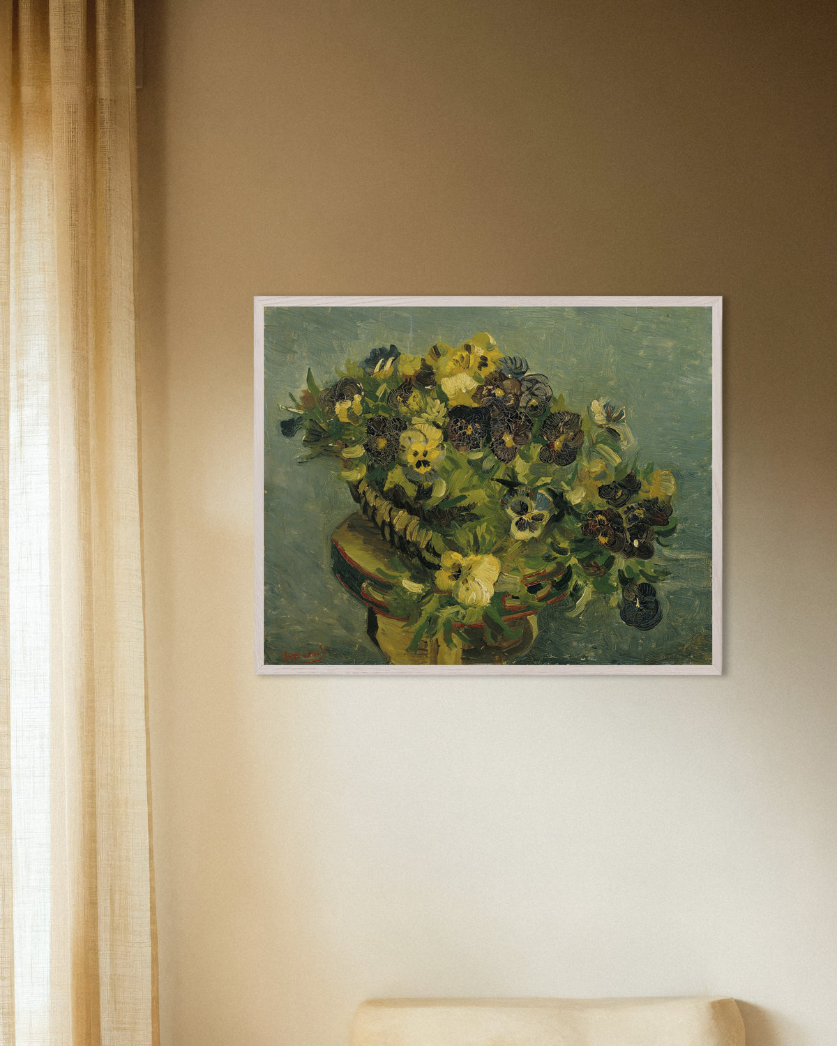 Poster af Kurv med stedmoderblomster på et lille bord (1887) af Vincent van Gogh, med hvid træramme