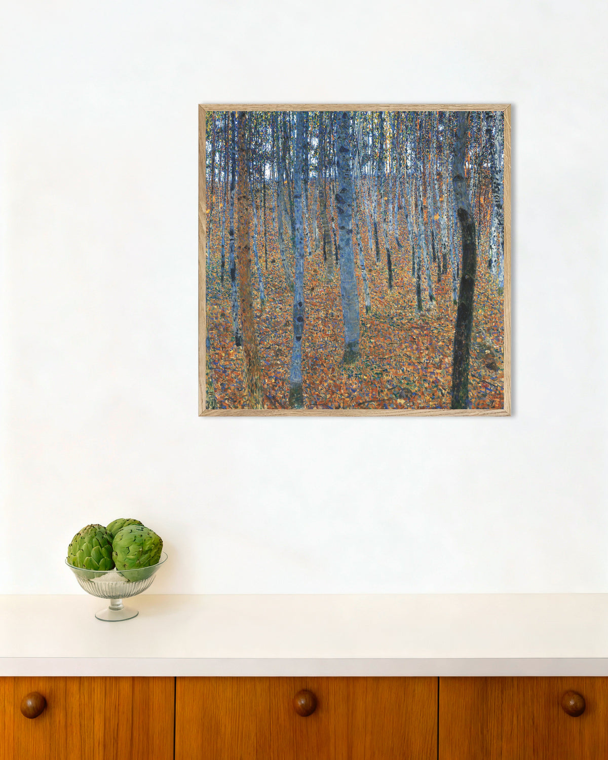 Plakat Bøgeskov I (1902) af Gustav Klimt med ramme i naturtræ