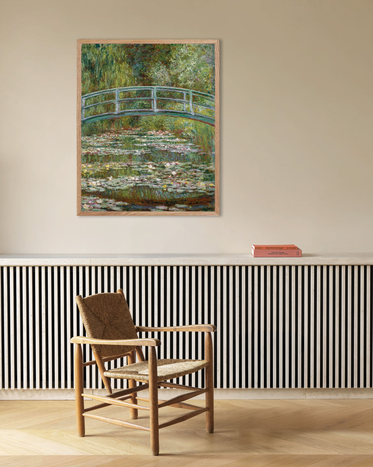 Plakat Bro over åkandedammen (1899) af Claude Monet med ramme i naturtræ