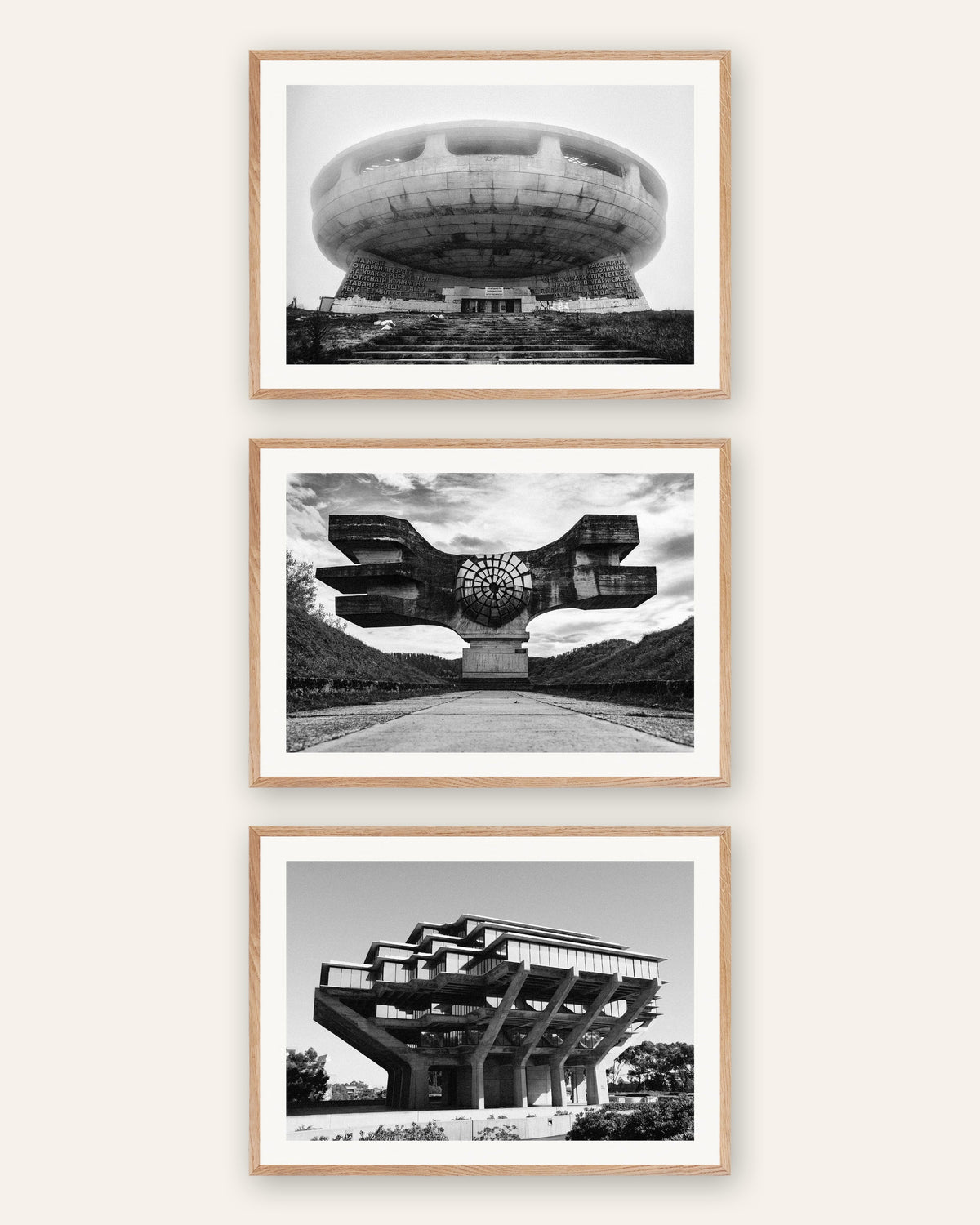 Brutalisme plakater, sæt med 3: vartegn i beton, i rammer af natureg