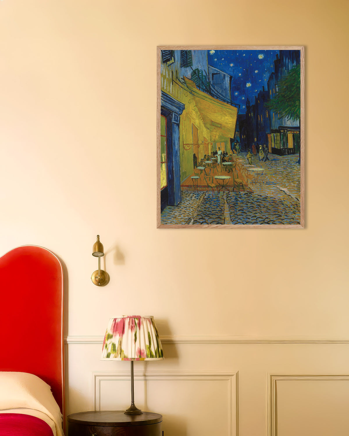 Plakat med Caféterrassen om aftenen (1888) af Vincent van Gogh, med ramme i naturtræ