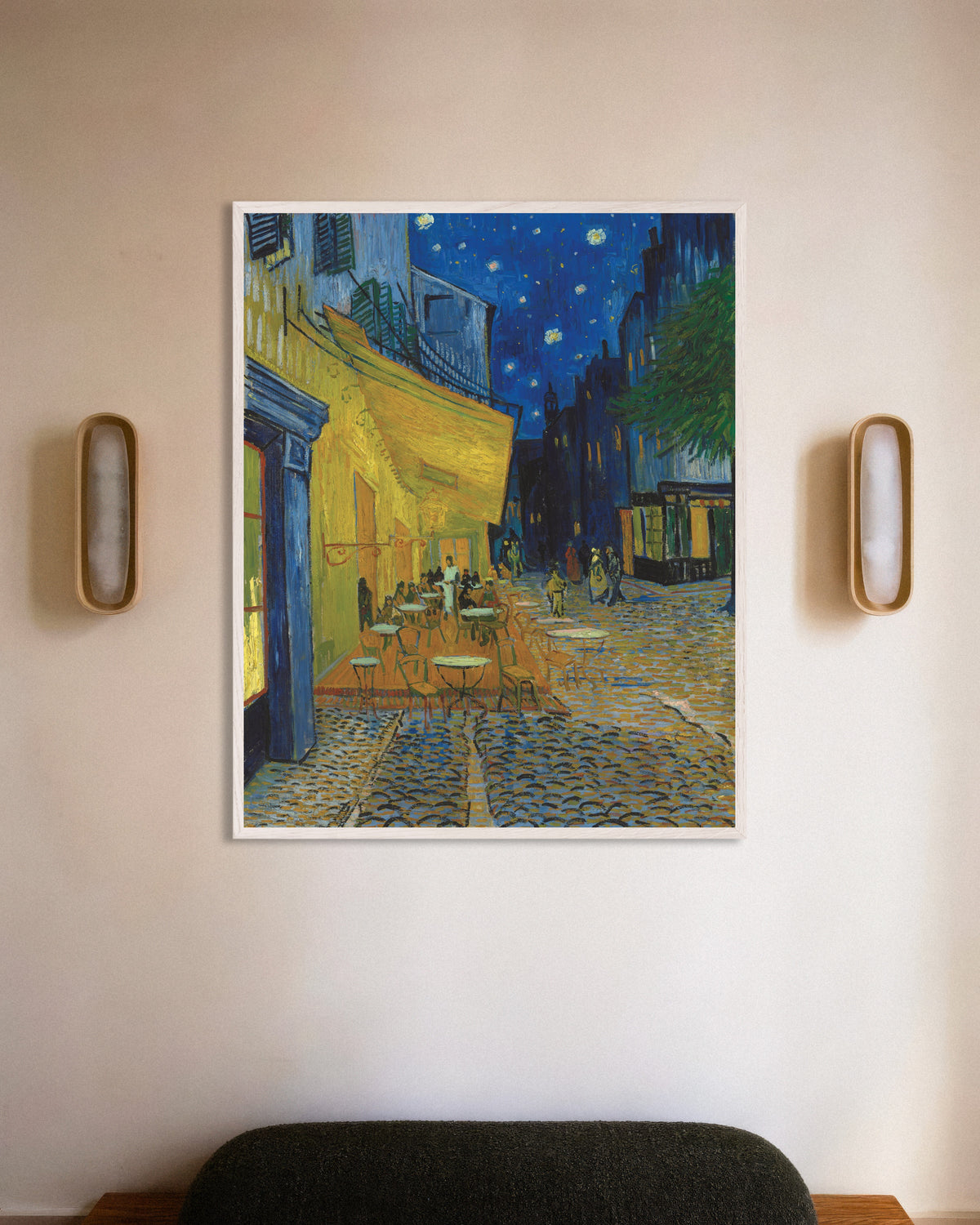 Plakat med Caféterrassen om aftenen (1888) af Vincent van Gogh, med hvid træramme