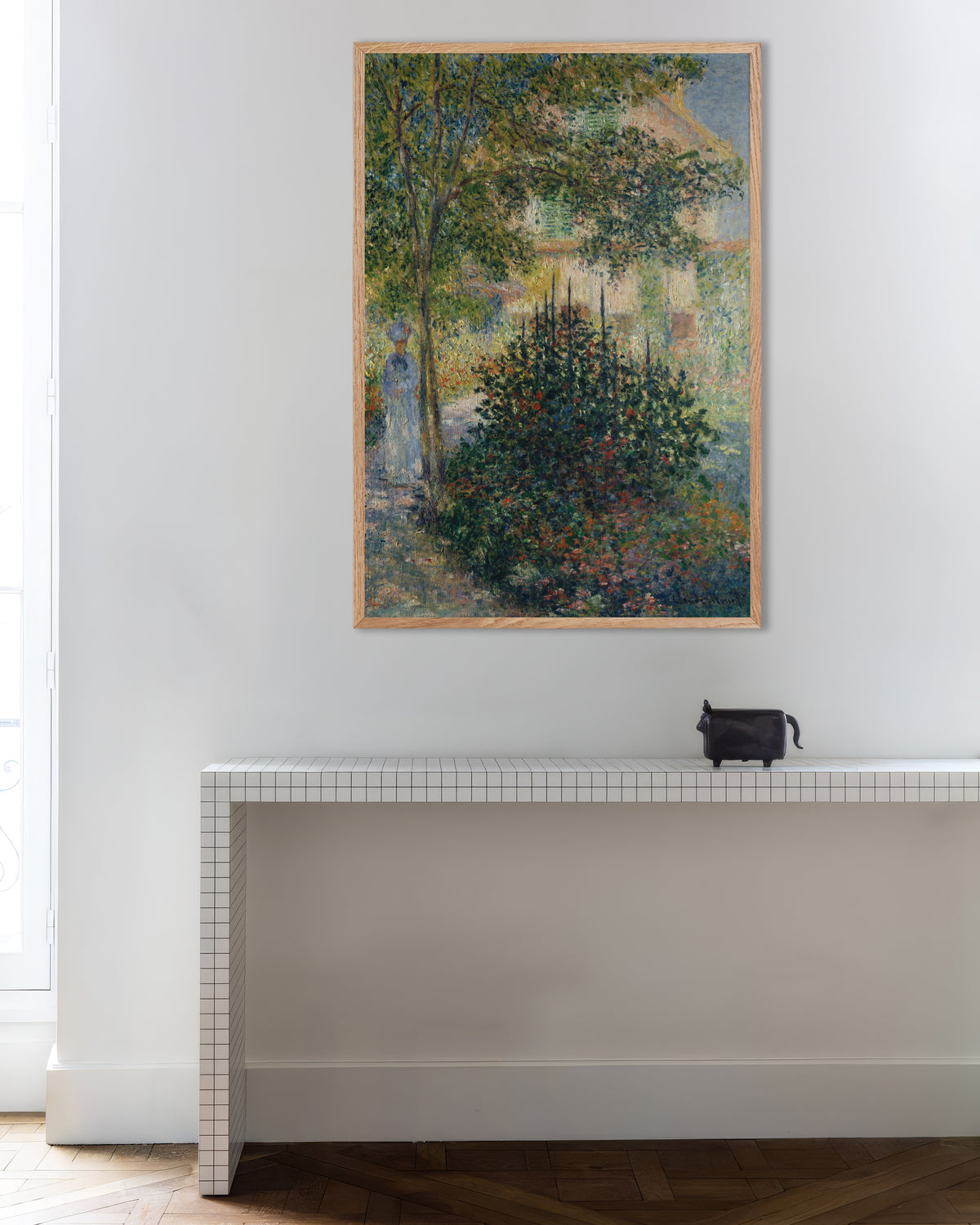 Plakat Camille Monet i haven i Argenteuil (1876) af Claude Monet med ramme i naturtræ