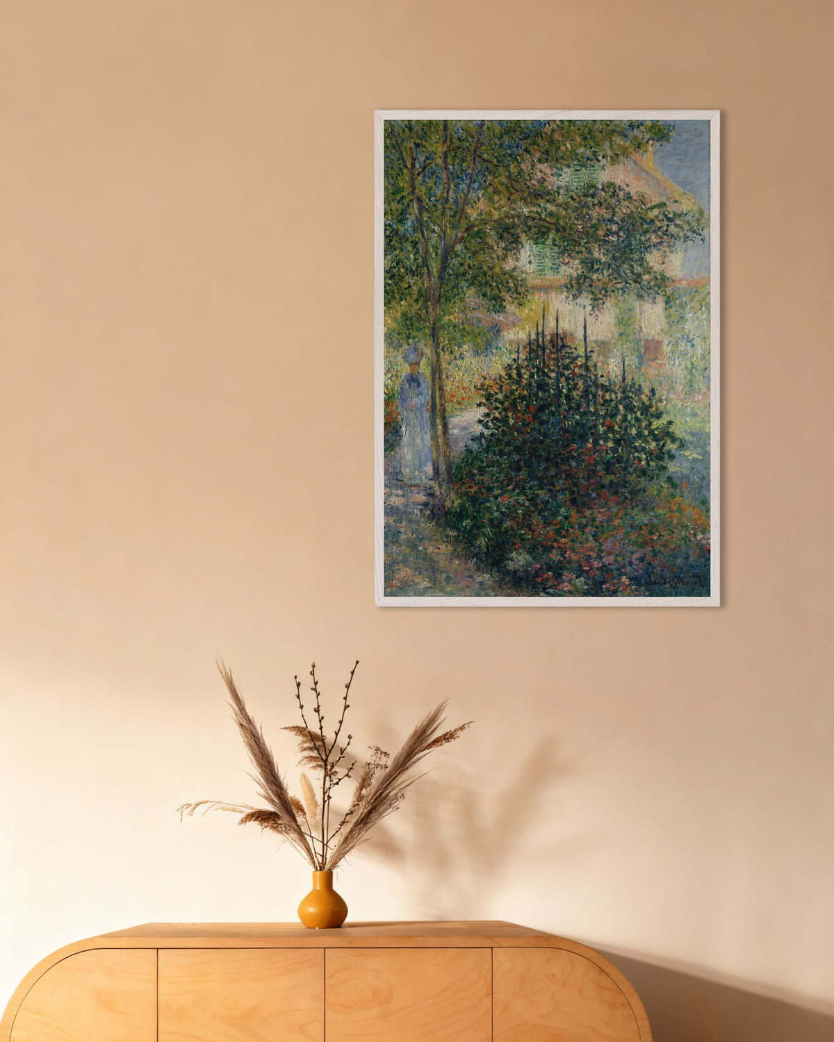Plakat Camille Monet i haven i Argenteuil (1876) af Claude Monet med hvid træramme