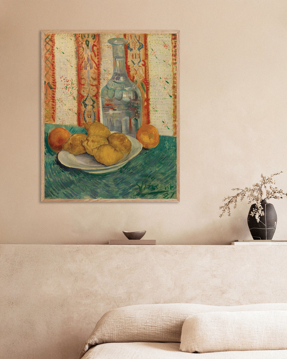Poster med Karaffel og fad med citrusfrugter (1887) af Vincent van Gogh, med ramme af naturtræ