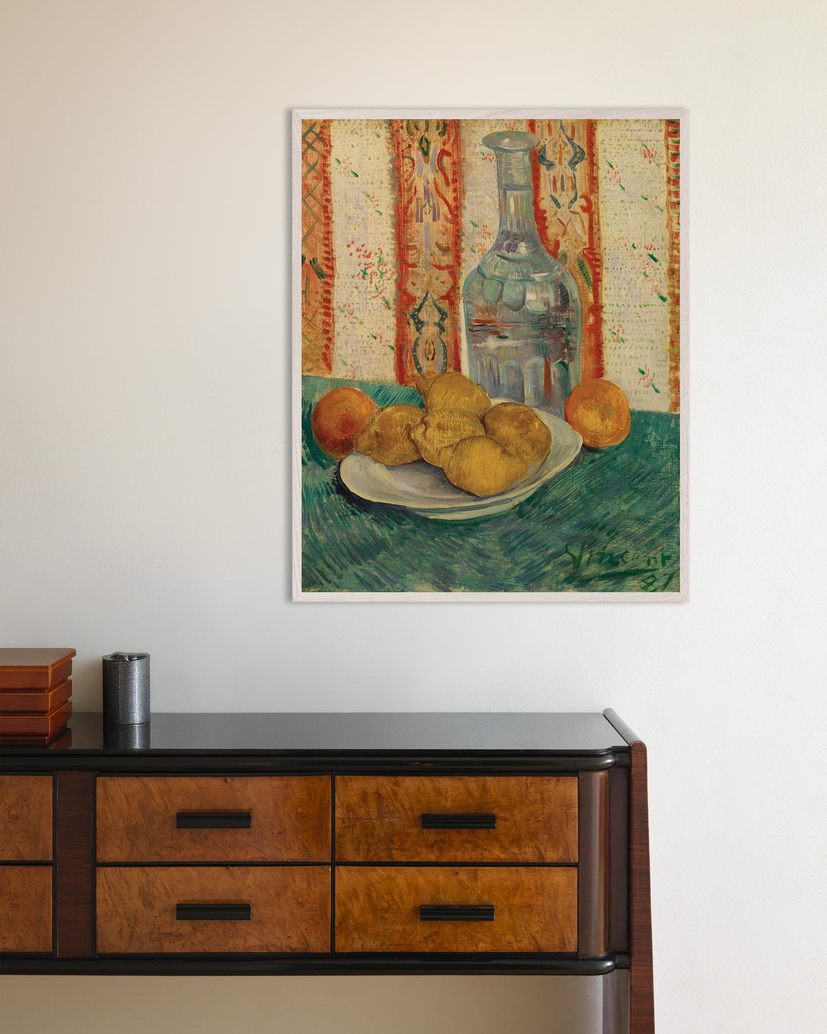 Poster med Karaffel og fad med citrusfrugter (1887) af Vincent van Gogh, med hvid træramme