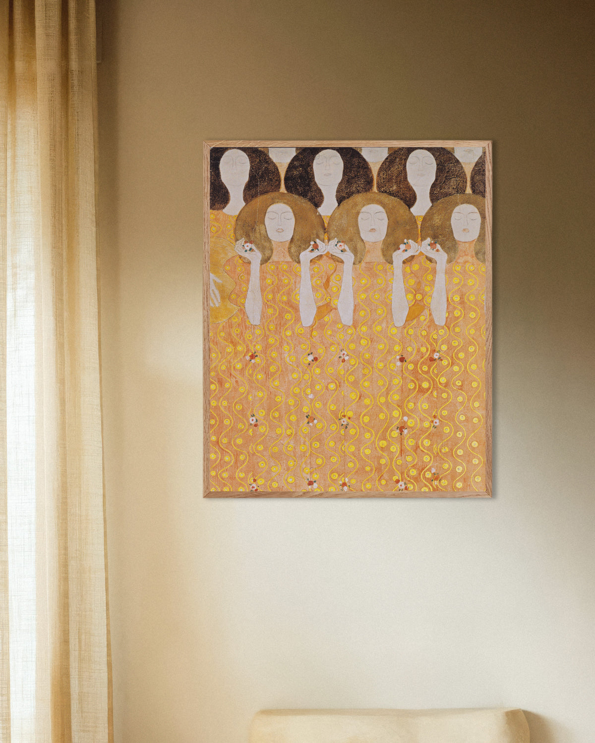 Plakat Paradisets englekor, Beethovenfrisen (1902) af Gustav Klimt med ramme i naturtræ