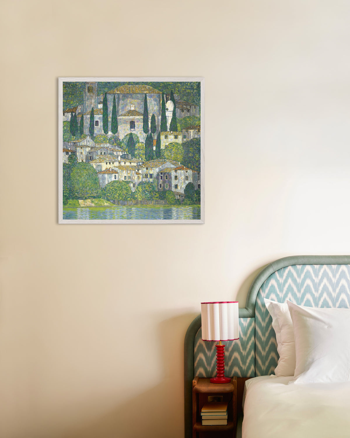 Plakat Kirke i Cassone (Landskab med cypresser) (1913) af Gustav Klimt med hvid træramme