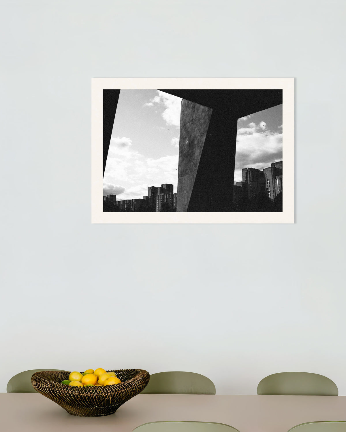 Plakat »Byen set mellem betonsøjler«