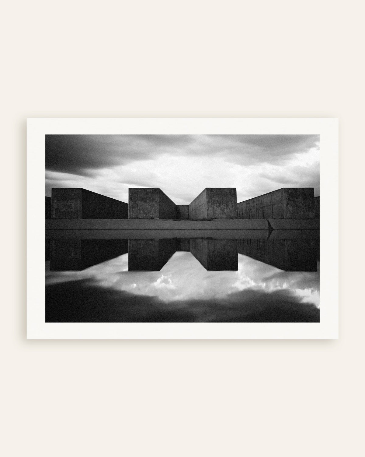 Plakat »Betonblokke spejlet i vand«, miniature