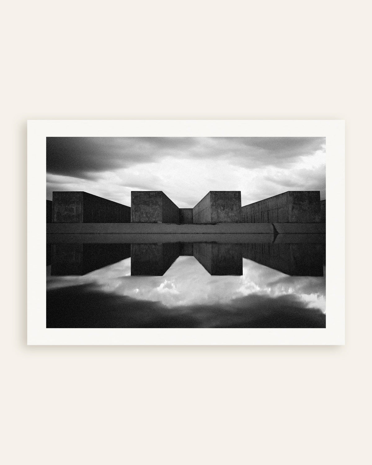 Plakat »Betonblokke spejlet i vand«, miniature