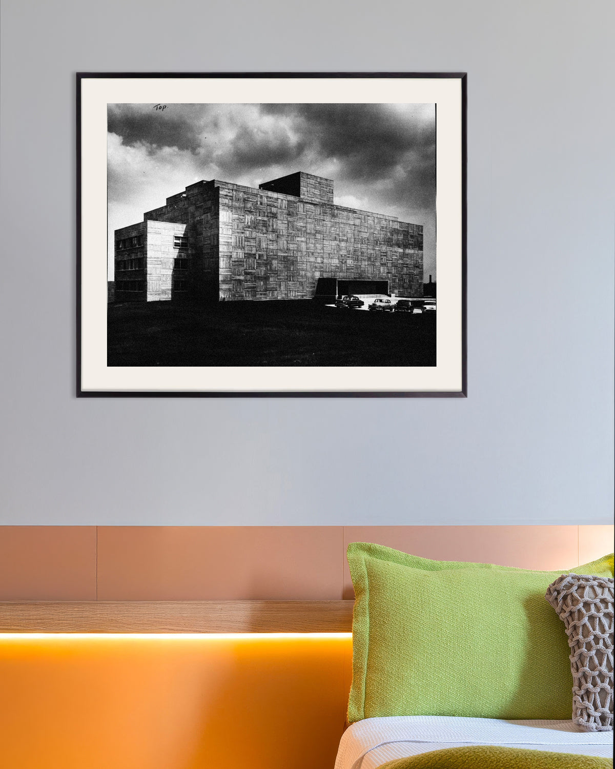 Plakat »Betonbygning under et uvejr« med metalramme